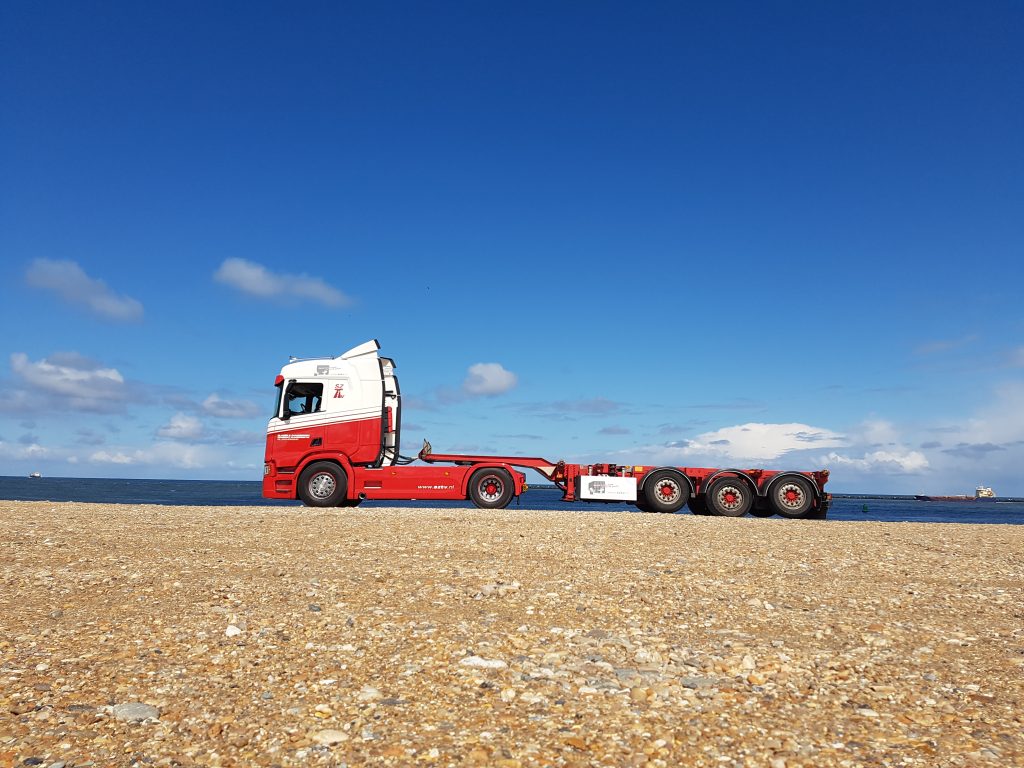 Sinds 31 maart is de vertrouwensketen in samenwerking met Portbase in de Rotterdamse haven een feit. De vertrouwensketen is een gezamenlijk initiatief van overheden en het bedrijfsleven voor het digitaal weerbaar maken van de haven logistieke keten.